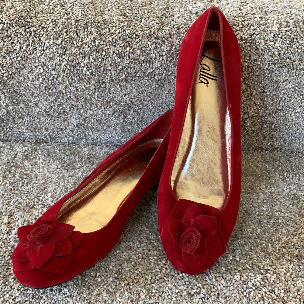 NWOT Lalla “Garden Party ” Red Rose Velvet Flats